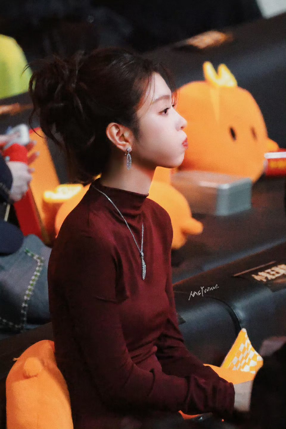 李云霄高智御姐李云霄酒红色的长裙真的是完完全全就是高智御姐，看到咱们姐姐的时