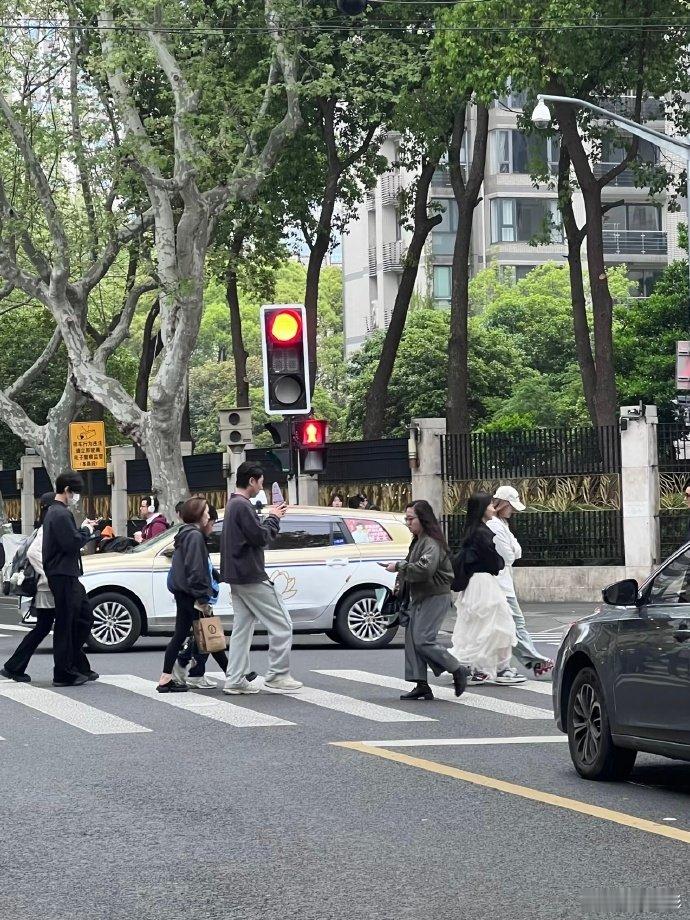 上海街头偶遇朴宝剑上海街头这一幕也太好嗑了，两位帅哥隔空同框，谁看了不觉得画面很