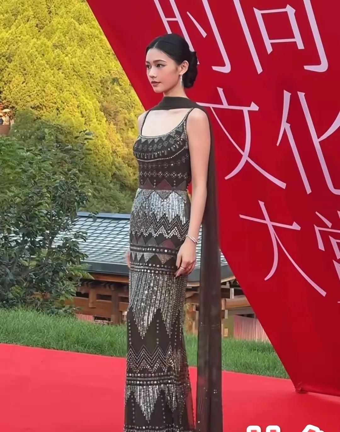 北京这一夜的室外红毯，无美颜没滤镜，真实颜值太真实了看到董璇依旧穿紧身的礼服，