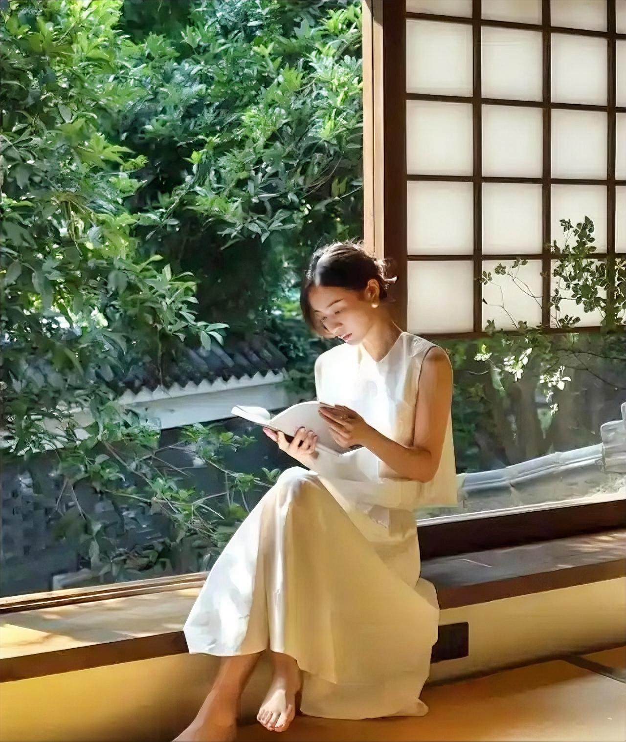 读书的本质是“借命”我那天看到一句话，一下就被戳中了说：读书就是“借命”。你