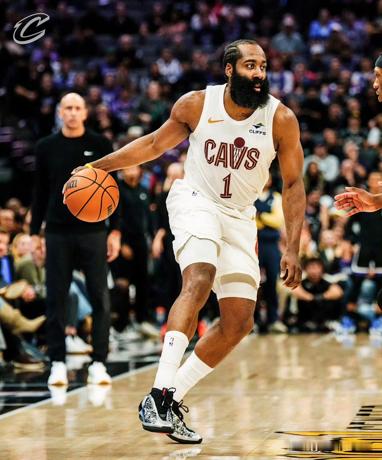 看了哈登最新的采访发现一个常人难以发现的问题登哥变了，倒不是说相貌，而是他