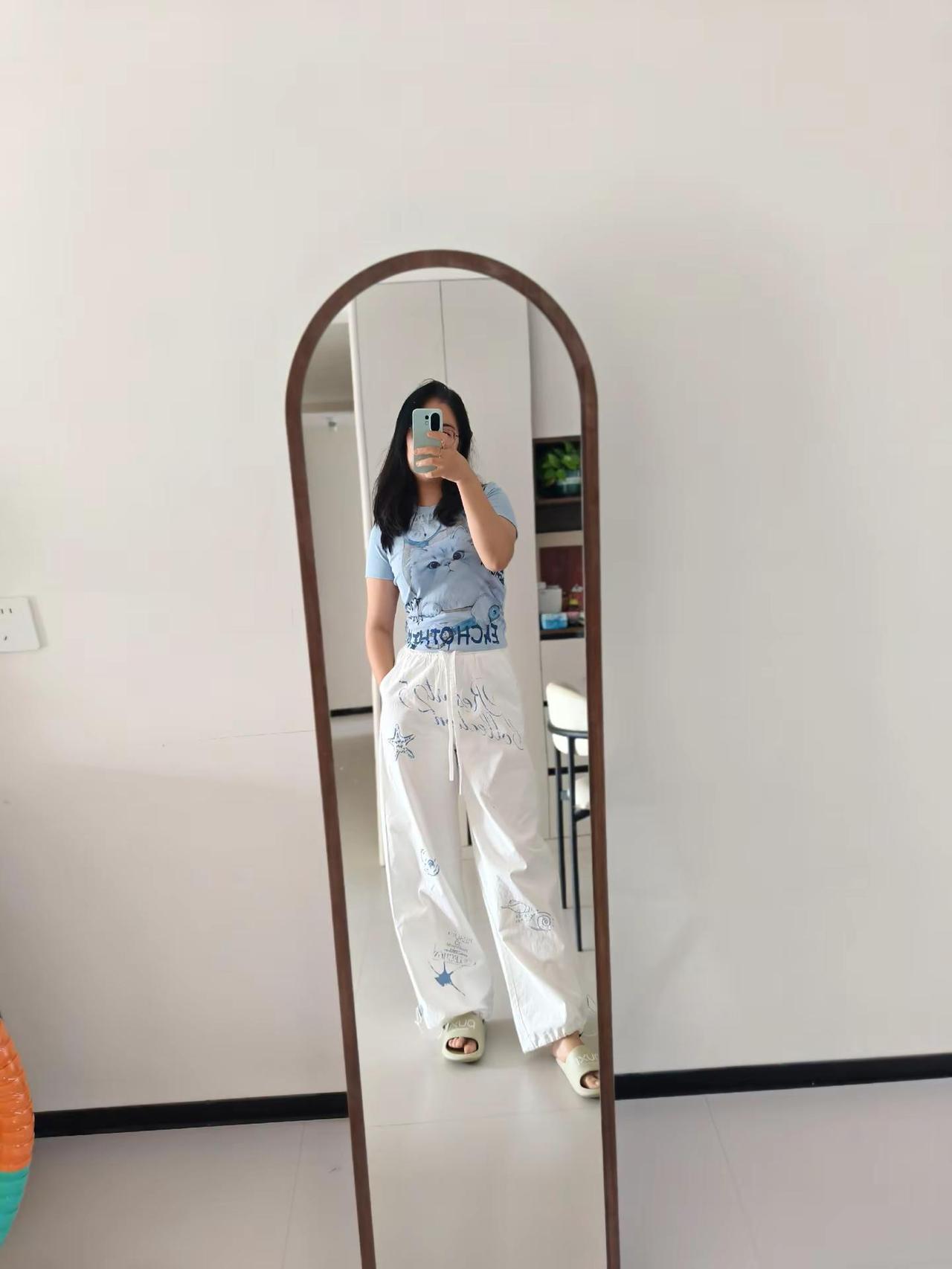 闺女住校上学去了，我在家偷偷的穿她的衣服，人家80斤，我也只能穿下这一条松紧带的