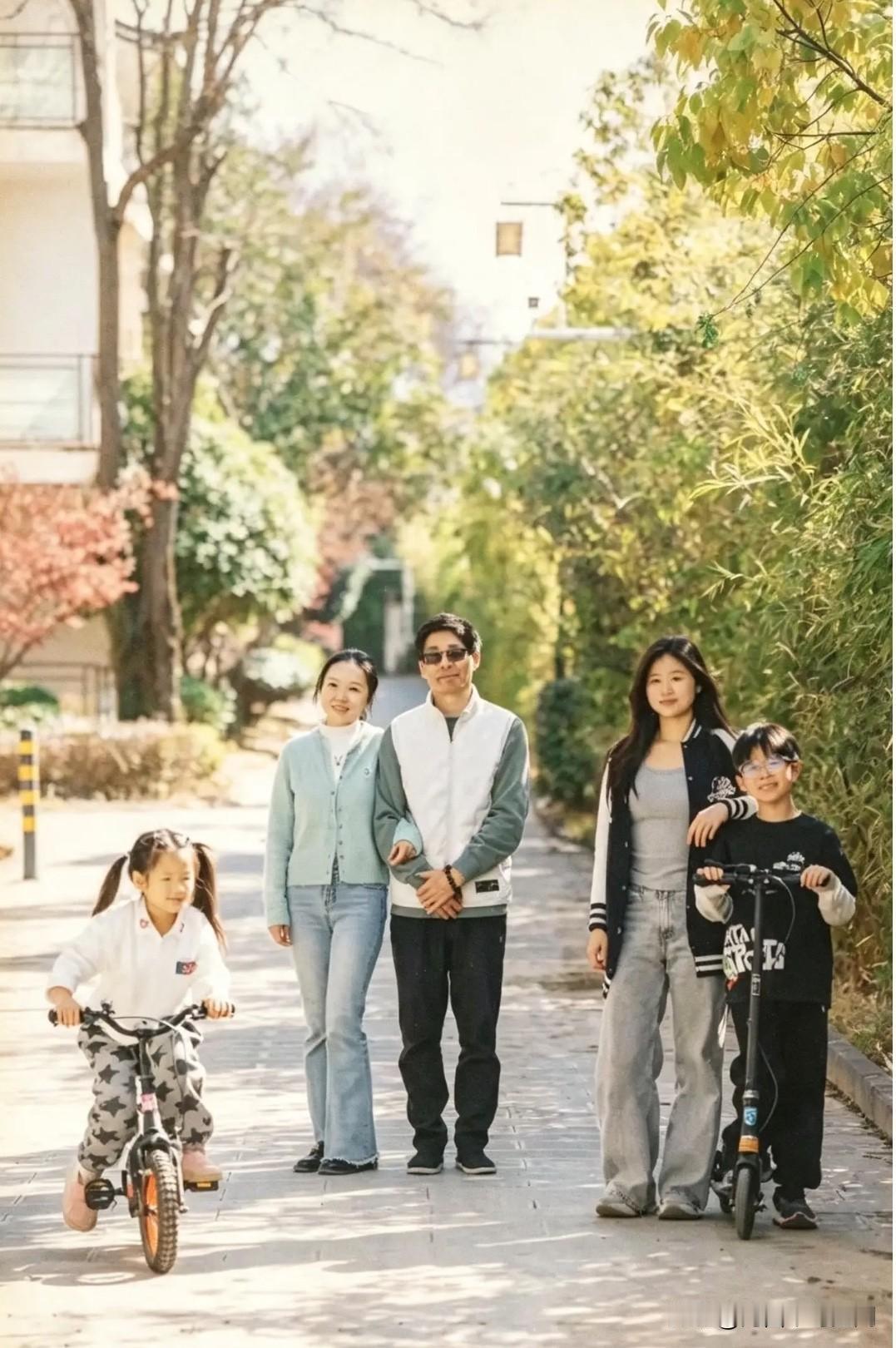 这是一对曾在央视工作的夫妻与三名子女，在云南丽江小区的一张休闲全家福合影。夫妻俩
