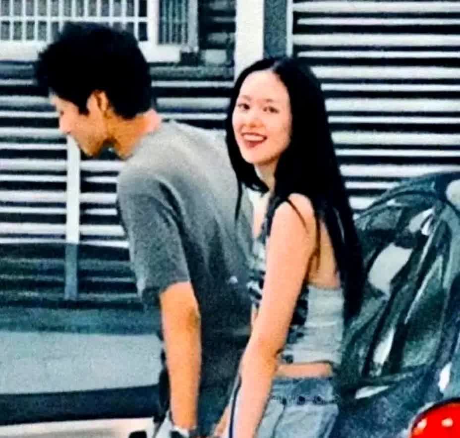 章子怡现在估计比吃了苍蝇还难受，翻来覆去想了一夜，怎么也想不明白，就为霍家小儿子