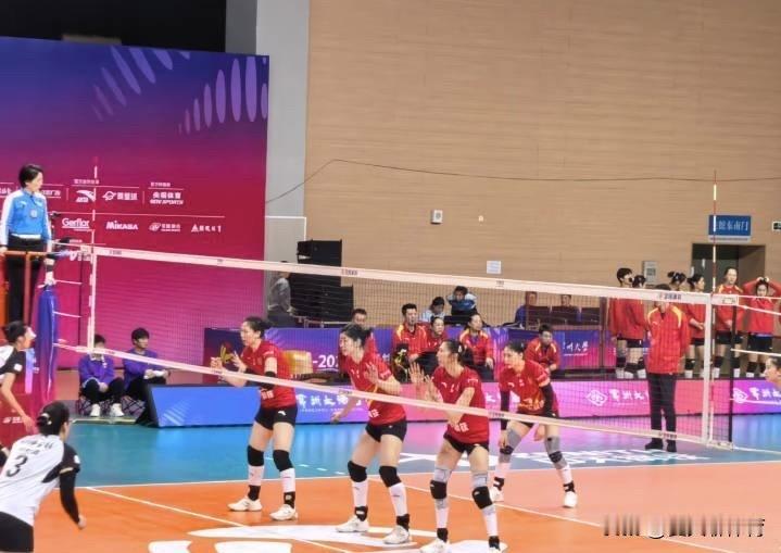 赶紧放吴梦洁出国打球吧，在排超联赛打球真的没有锻炼价值了！吴梦洁好恐怖的成功率啊