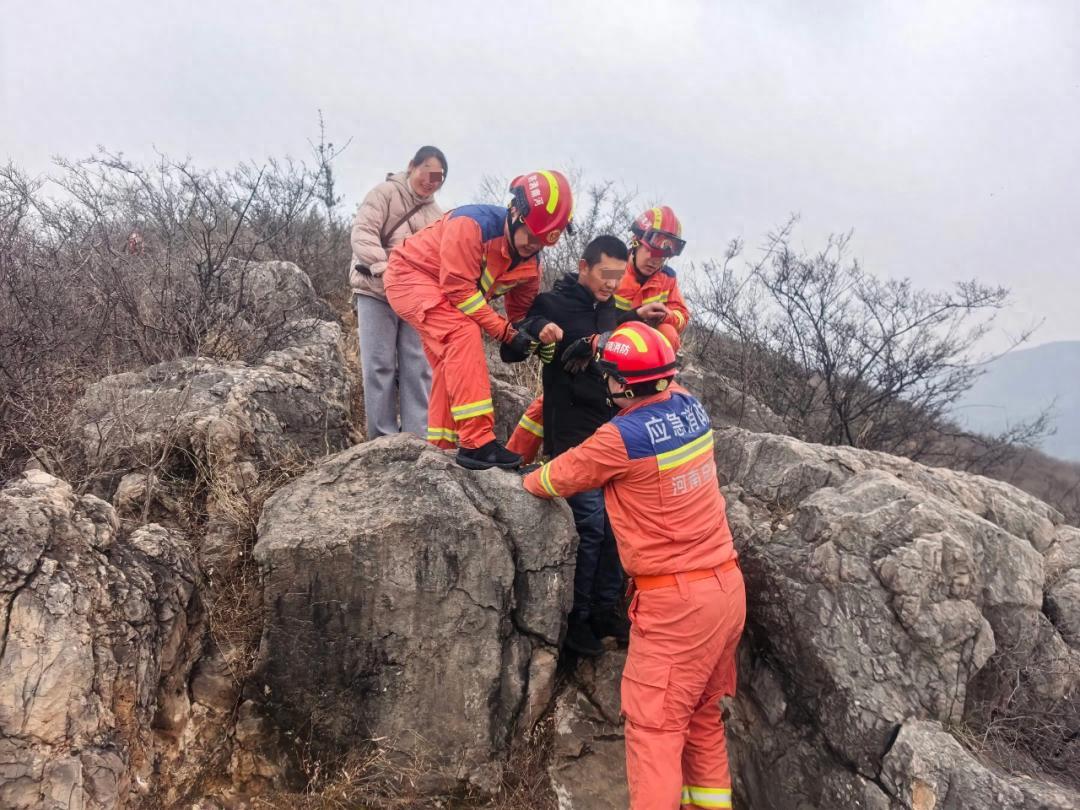 “不愧是蓝朋友！”河南洛阳，一男子和朋友去爬山，没成想，爬到一半发现恐高上不去了