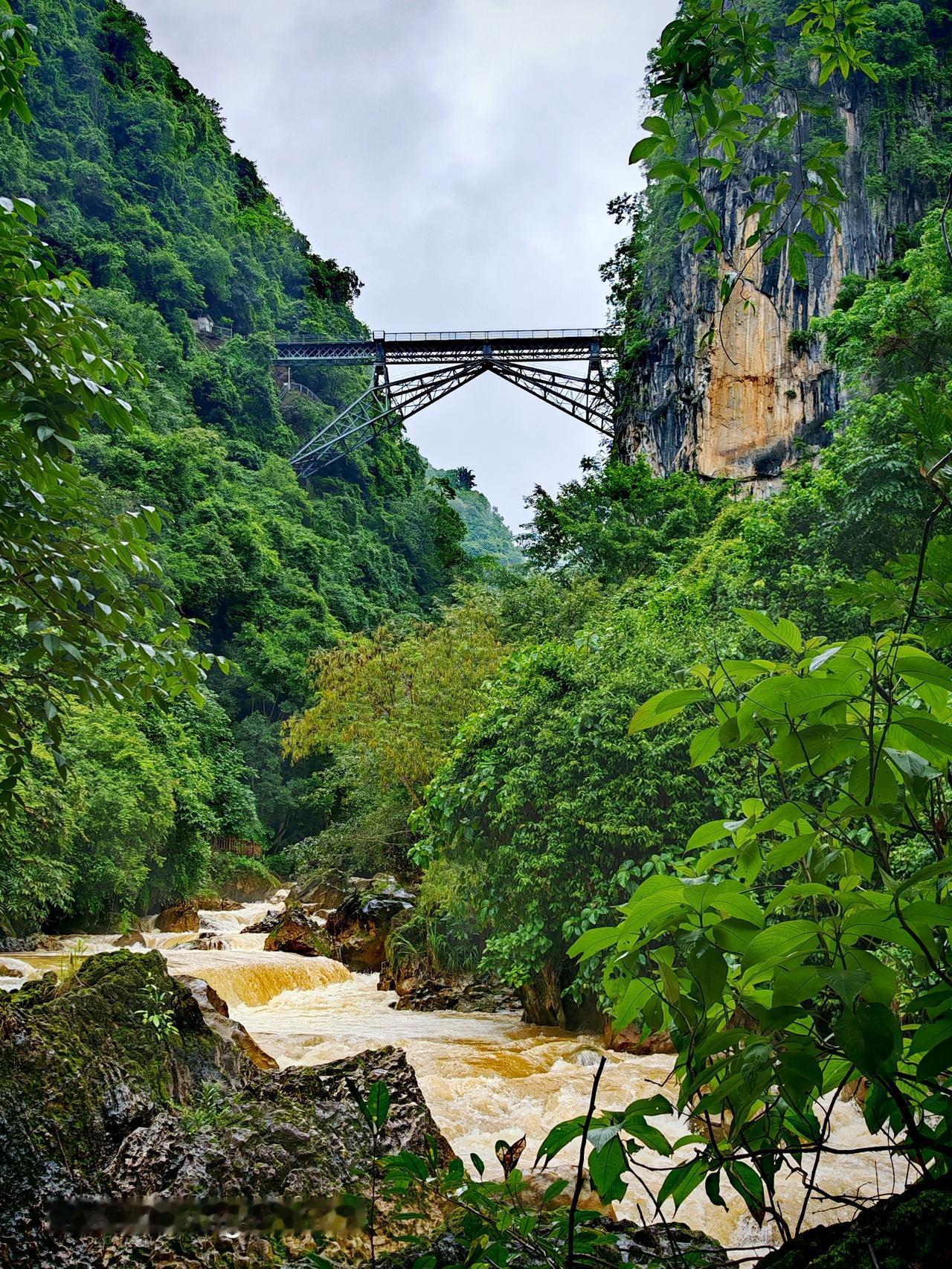 人字桥和滴水苗寨那风景，简直绝了！就像云南屏边苗族自治县，森林覆盖率68.3%，
