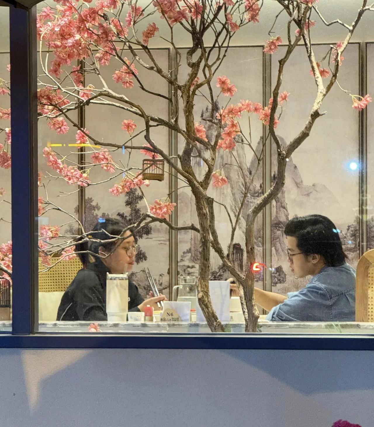 李雪琴和男友王一通约会聚餐，李雪琴本人看着肤色偏黑，扎着短马尾，戴着眼镜，脸有点
