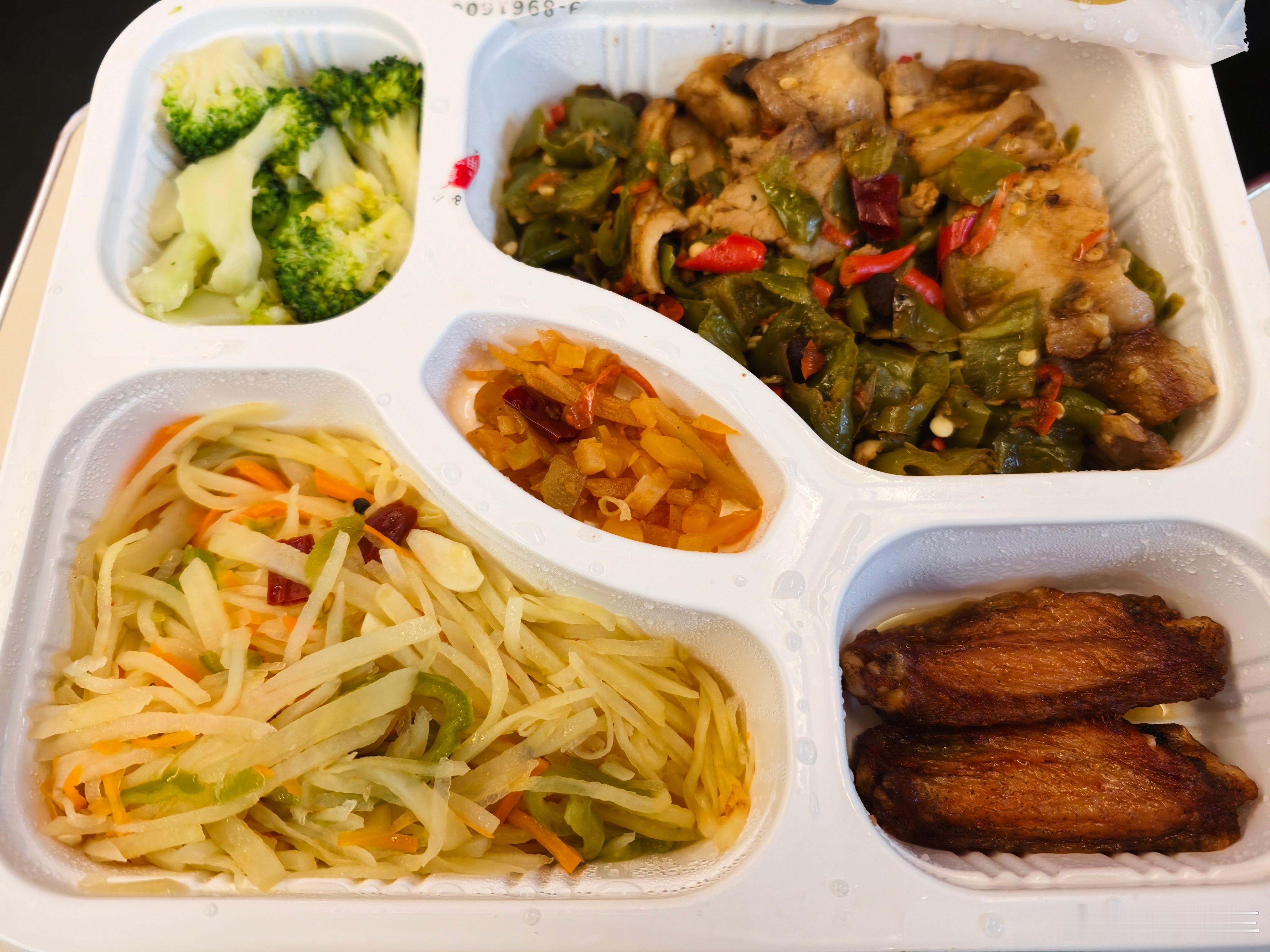 小助理中午吃小炒肉，还算丰盛，你们吃的什么？