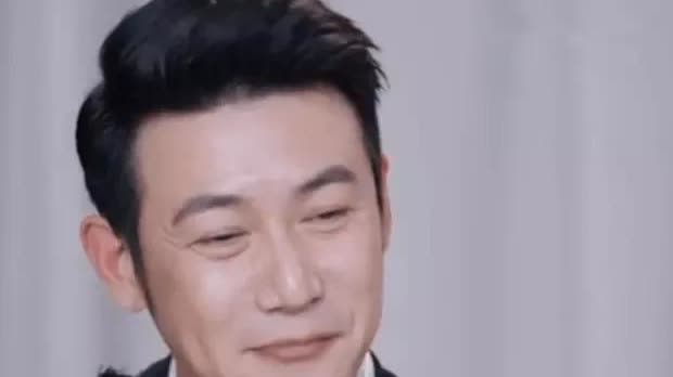 陆毅郭京飞两家逛街，鲍蕾确比妹妹温柔很多，一家7口都是大高个