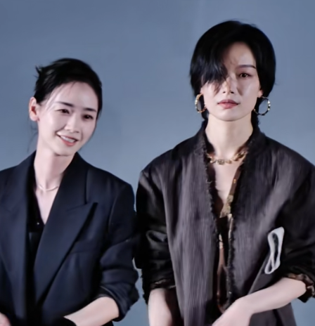 闫妮倪妮董洁一起线下剧宣董洁长得矮，穿搭又土，还疑似被孤立了。《隐身的名字》