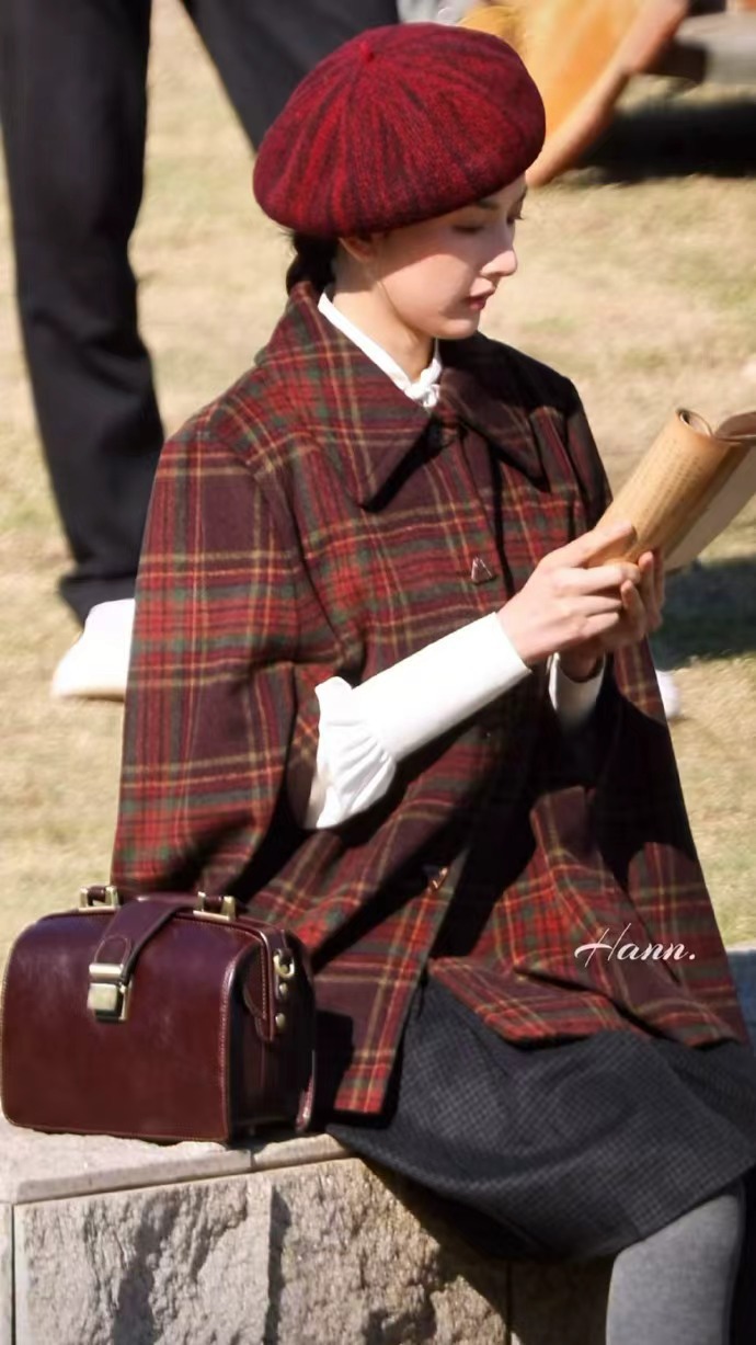 宋祖儿红格子斗篷大衣路透，宋祖儿入局新造型路透，英伦风留洋大小姐啊~