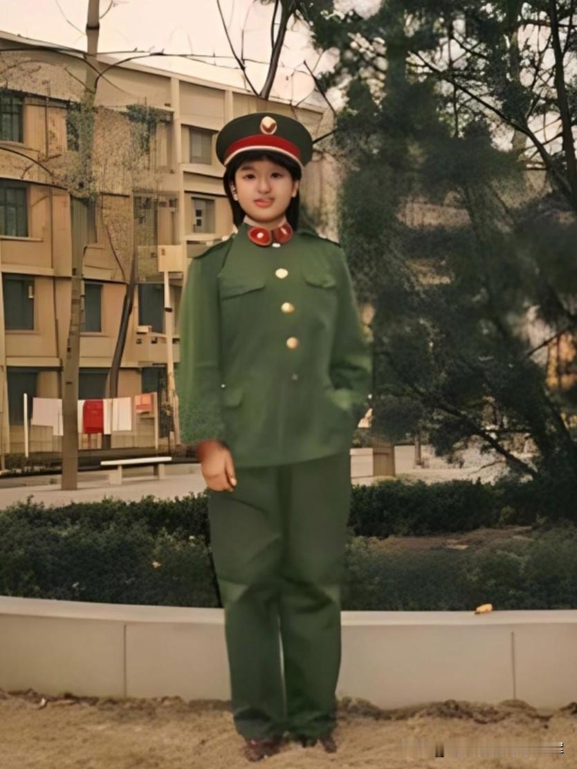 你敢相信吗？韩红年轻时颜值格外惊艳。18岁就读军艺时，她有着校花级样貌，气质和如