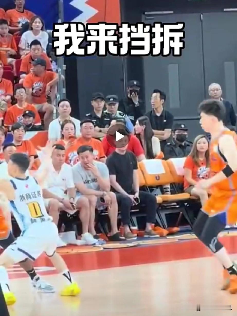 张镇麟这个鞋要不要收藏起来呢？拍卖呢？总决赛G5张镇麟的球鞋裂了大家应该都知