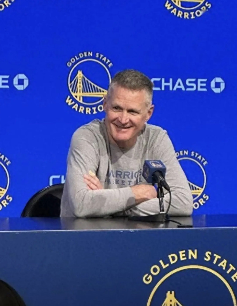 勇士队主教练科尔，又开始笑容满面了，说明勇士队内的问题解决了。前段时间莫名其妙连