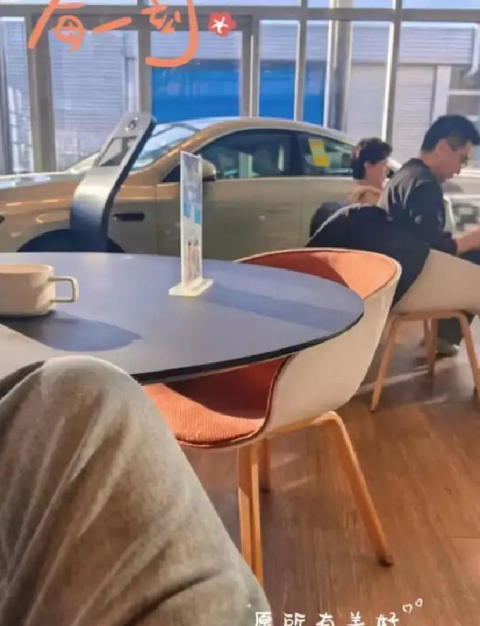 60岁系鞋带3小时，全网都在等翻车乐山游客拍下那一幕：许亚军蹲在地上给老婆