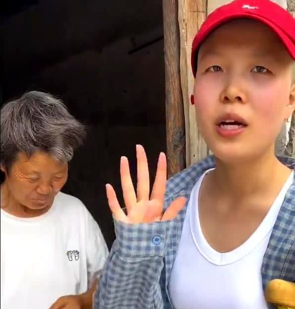 安徽一残疾女孩独自在街上卖菜，一男子见她可怜，便花500元买下所有的菜，只要求去