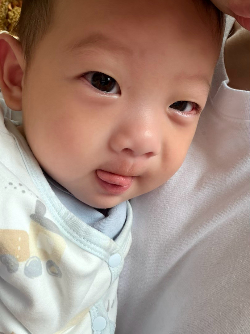 坏消息宝宝被我传染了第一次感冒流鼻涕鼻塞眼睛里有有眼泪呜呜呜妈妈对不起