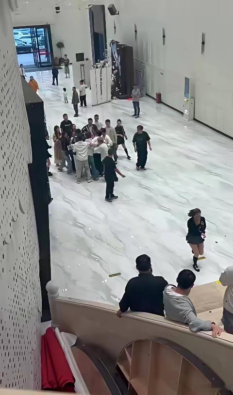 AI都不敢编的剧情，到头来这事还合法🌚贵州六盘水一酒楼，一楼在办新郎和新娘的婚礼迎宾，楼上同时在办