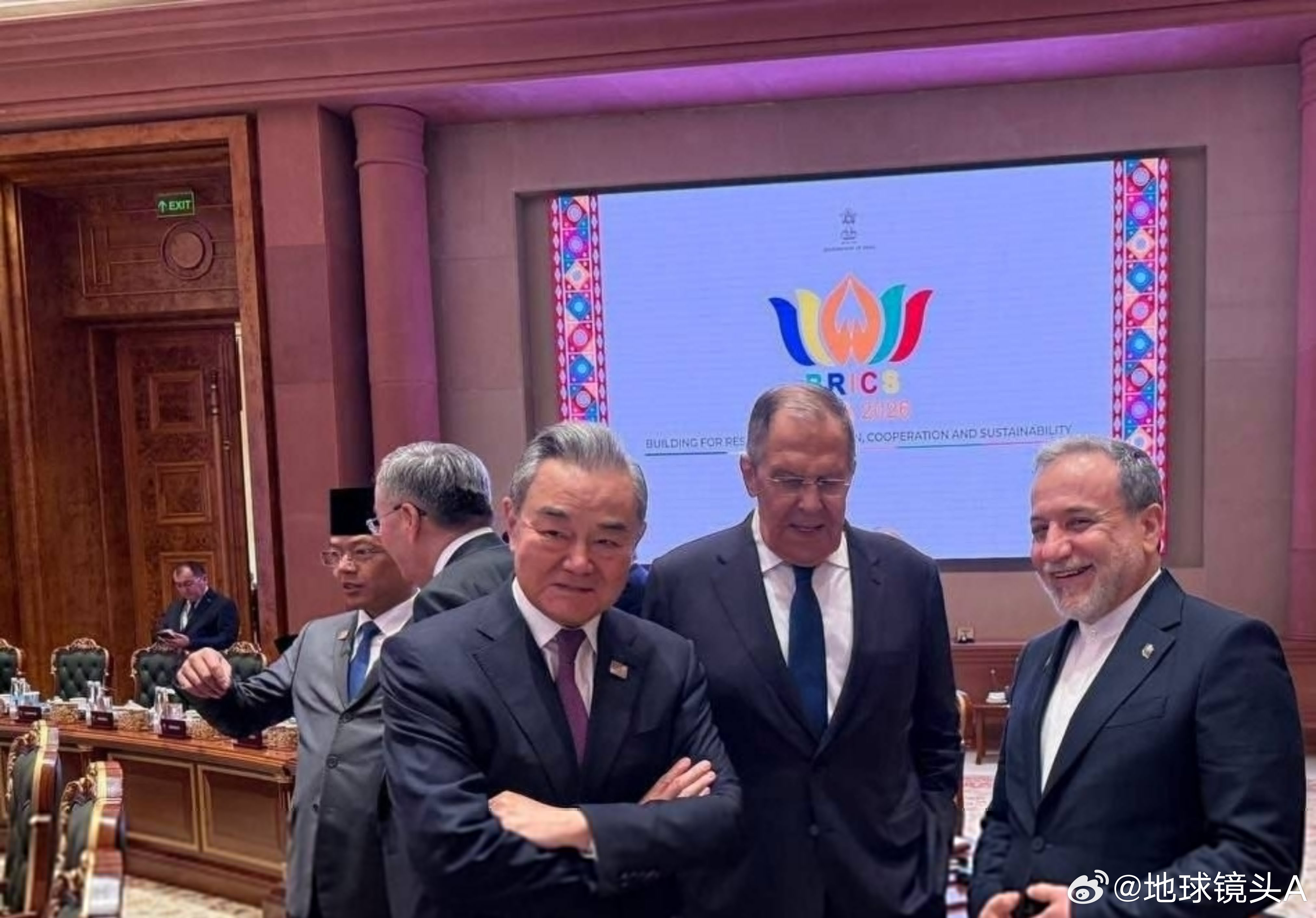 “伊朗凭啥打败了帝国？帝国怎么可能就这么被伊朗打败了？一定是哪里不对劲！”于是。