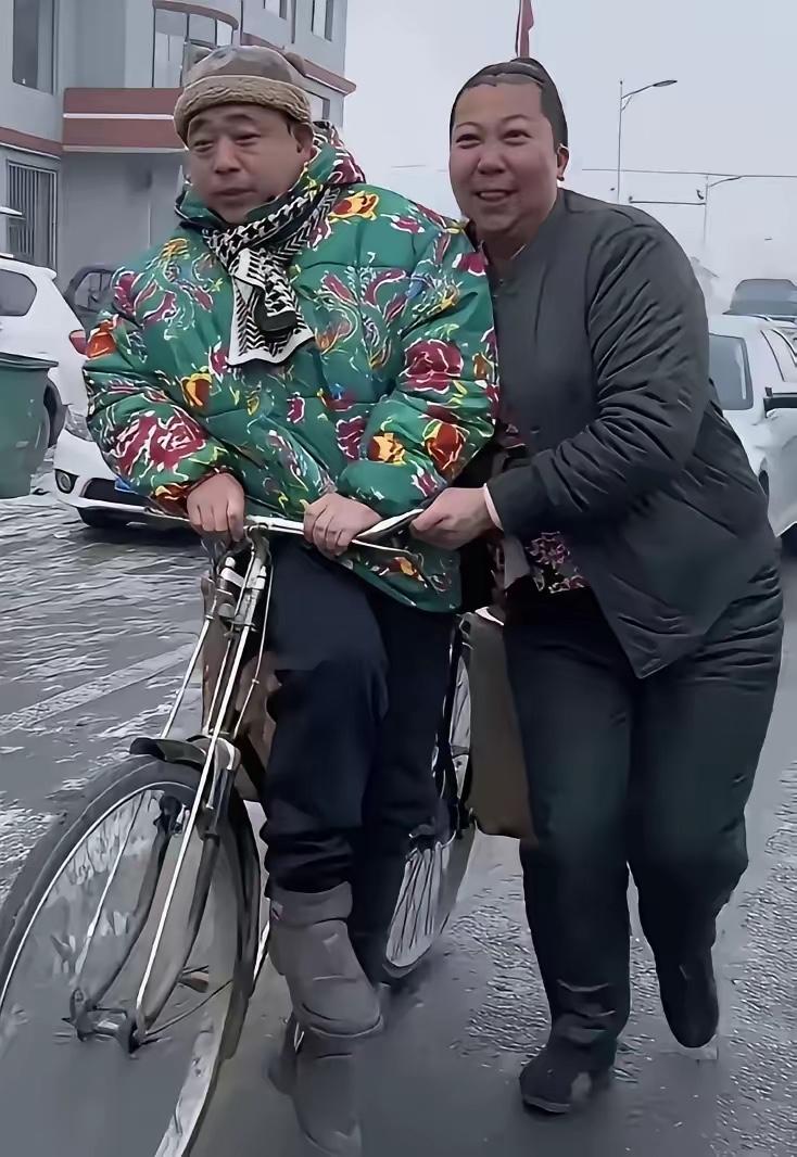 我是不太理解这些大网红，几千万的粉丝，还愁赚不到钱吗？为什么要弄虚作假？俗话说