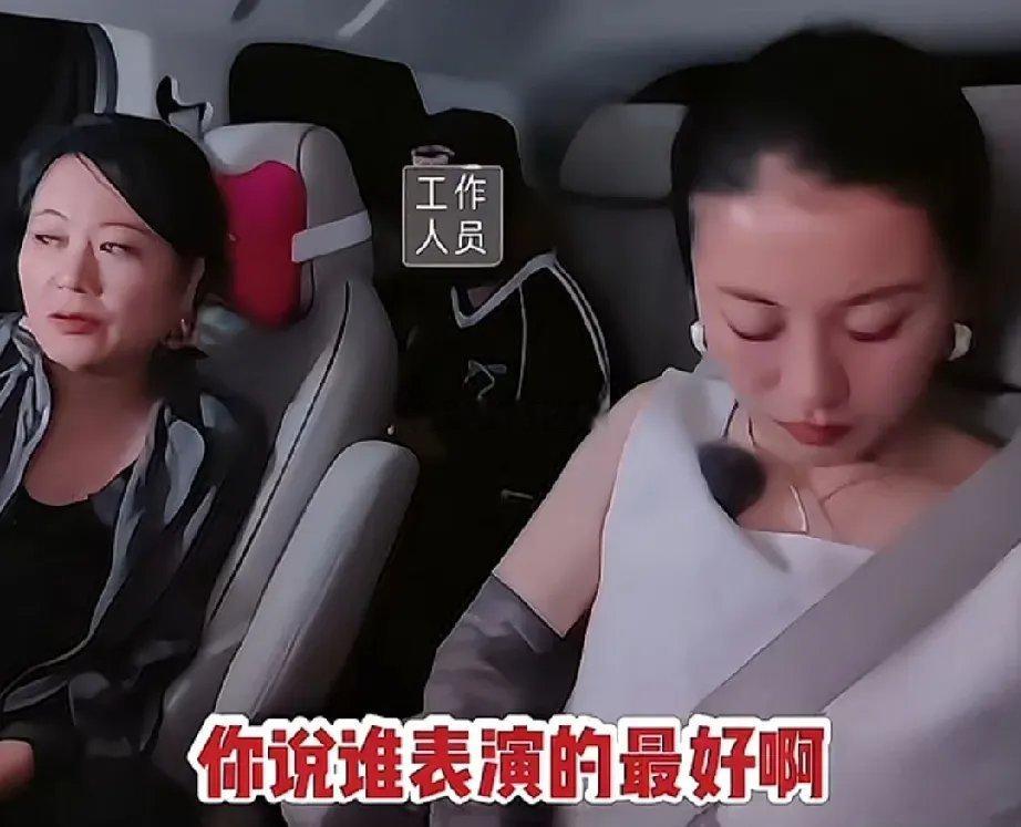 李嘉格听闻妈妈称黄圣依脱口秀最佳，气得不愿听妈妈说话。妈妈本想接着夸女儿表现也好