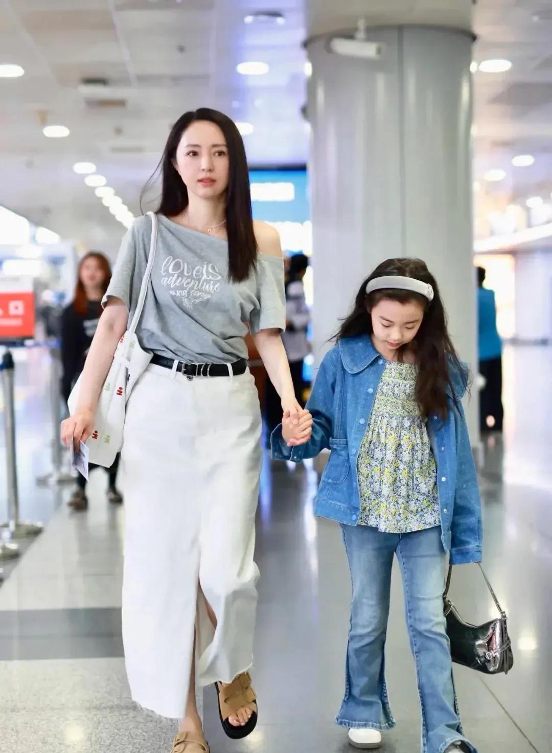 45岁董璇携女儿走机场，妈妈好温柔，女儿好可爱