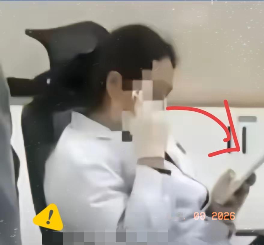 把人性的恶演绎的淋漓尽致！四川甘洛医院收费员火了，因为在排队等候的患者面前玩手