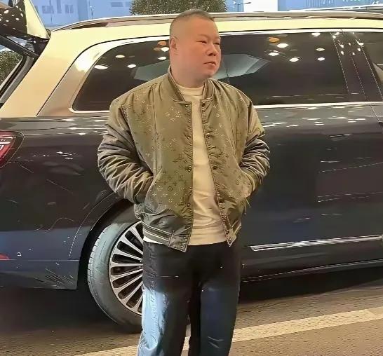 贫穷限制了我的想象。岳云鹏的这件夹克多少钱？这件橄榄绿色提花棒球夹克是路易威
