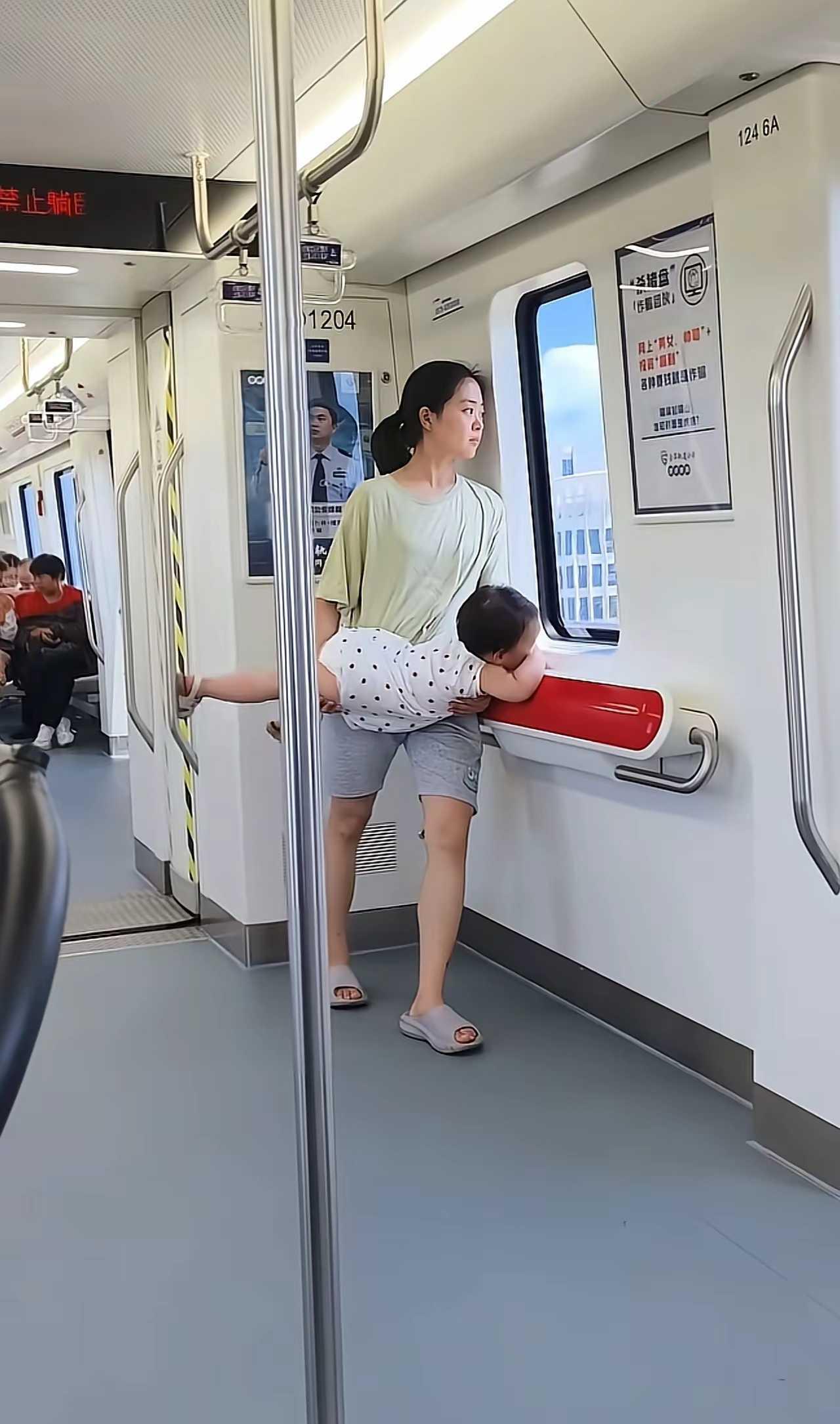 地铁上，可爱的一幕…