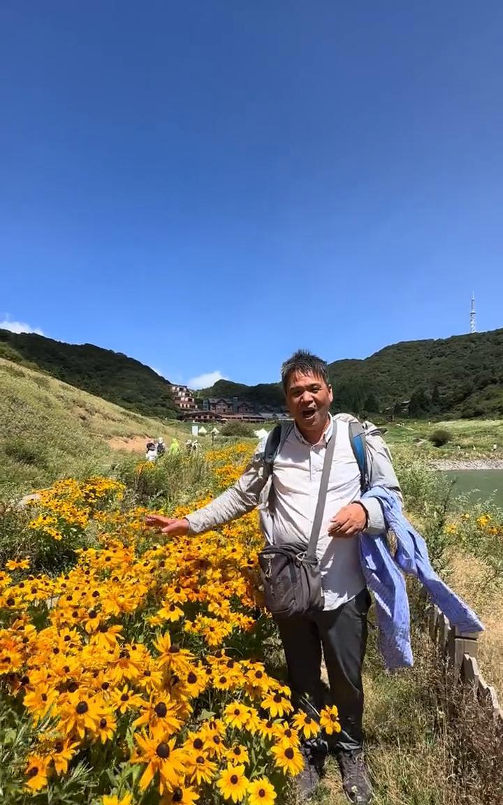 重庆金佛山的花海真的好漂亮。今天是八月二十七号，重庆四十一度，这个地方海拔高度两