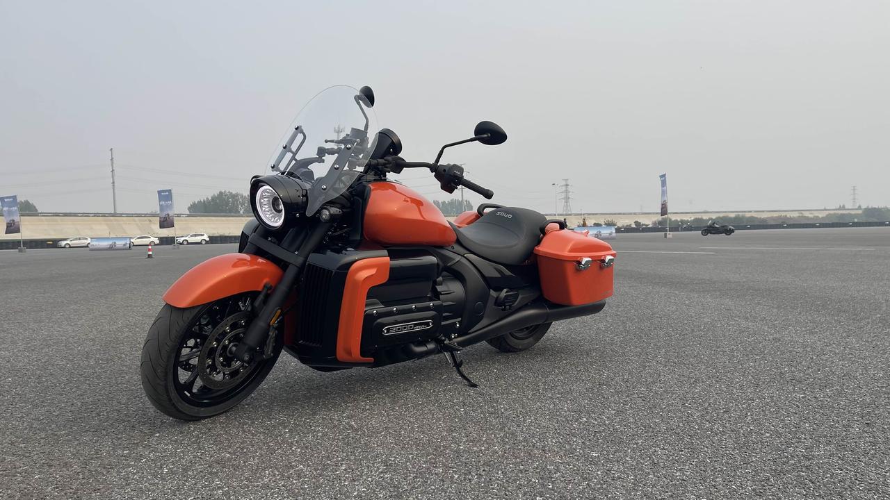 长城灵魂S2000CL的8缸8挡骑行起来真的丝滑了，尽管相比S2000只是减重了