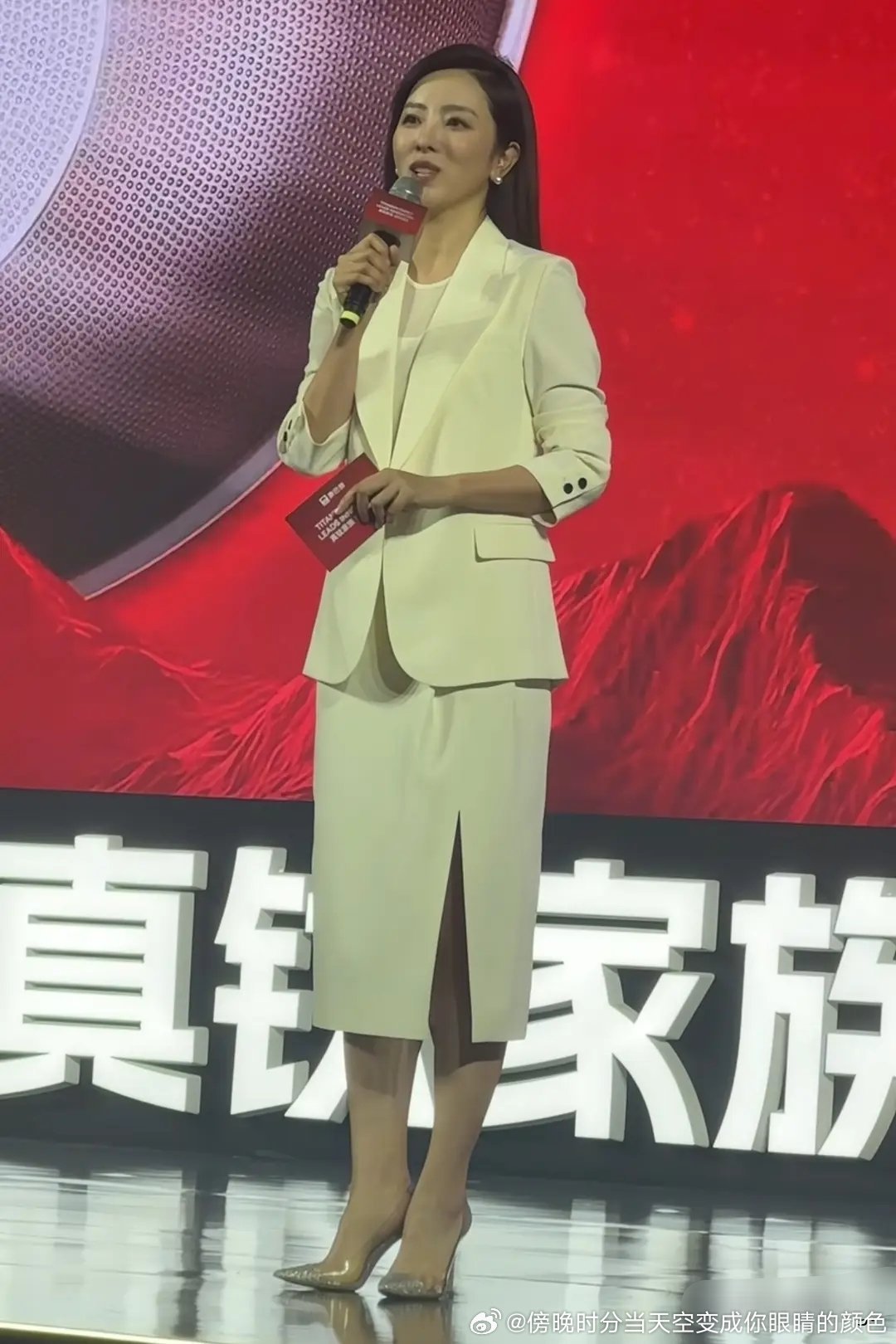 39岁李思思活动穿搭：白西装+开叉裙+高跟鞋，又飒又美，嫩得像29