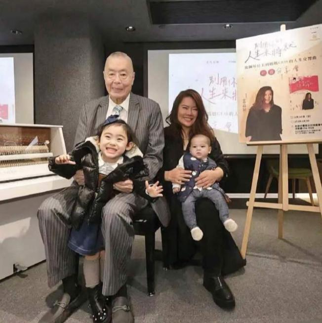 这个看着像混血的2岁小儿子，难道没人怀疑过？87岁钢琴大师刘诗昆带着妻儿亮相俄