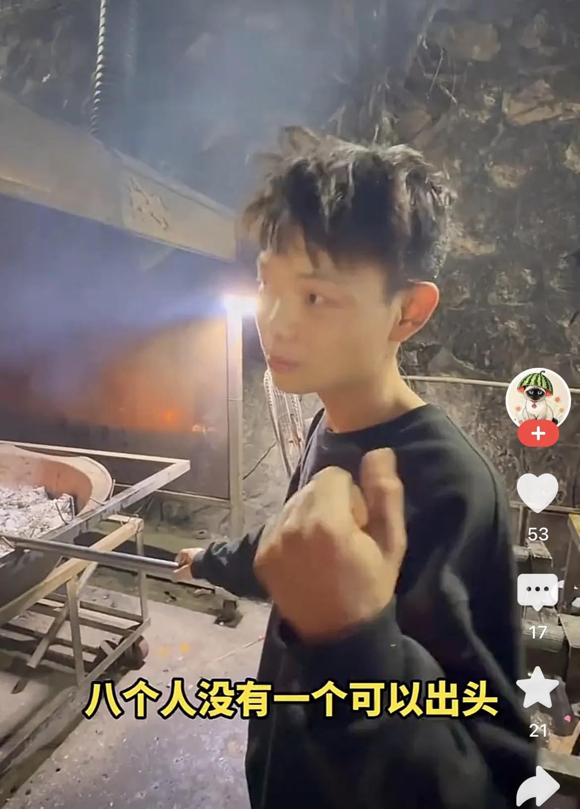 深圳16岁烤鸡少年火了，日入过万！但他最厉害的，不是他的烤鸡有多好吃。而是他的格