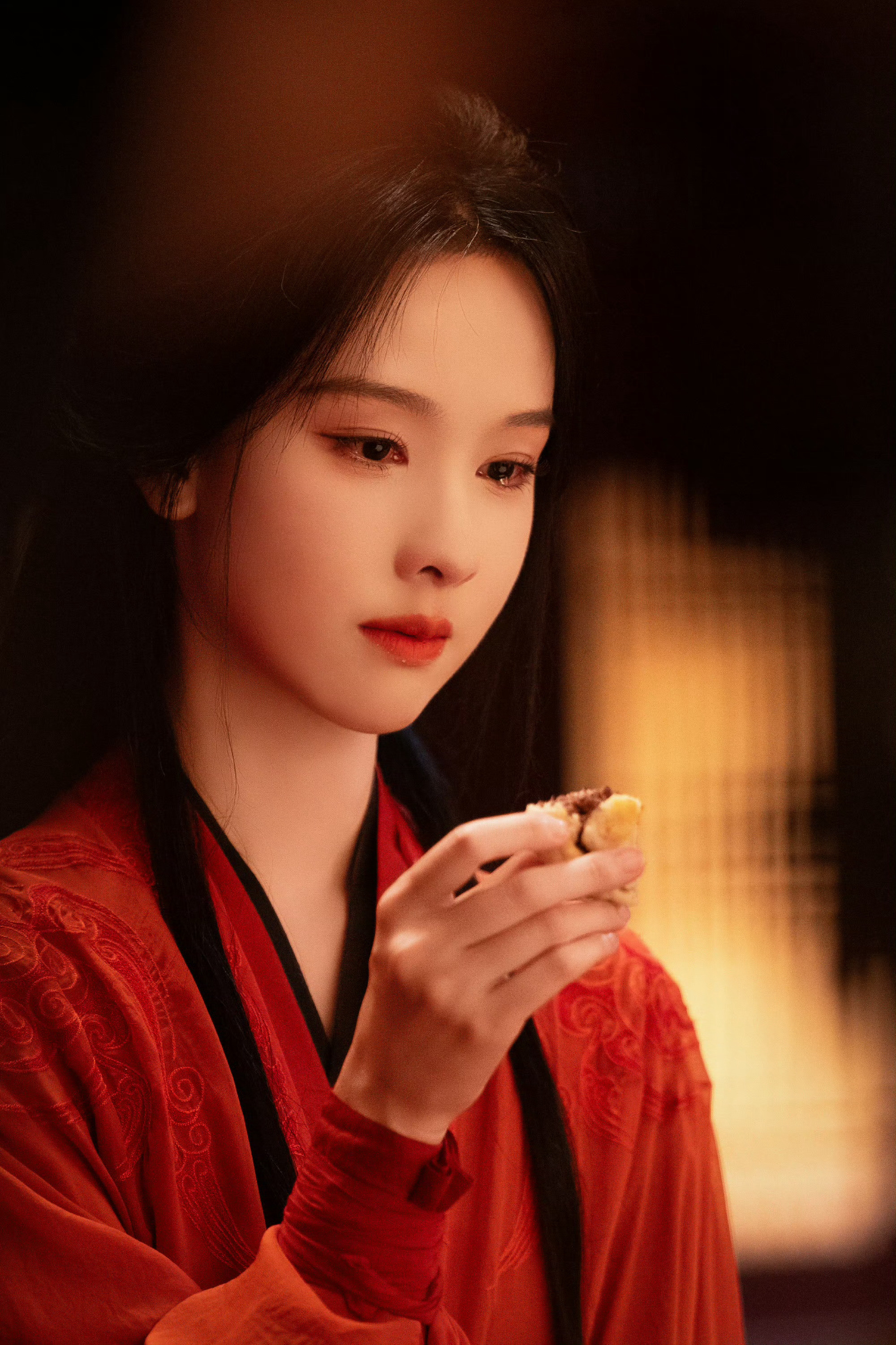 陈都灵楚朝红衣含泪陈都灵眼眶含泪明艳红衣遇上含泪眼眸，陈都灵塑造的楚朝太动人，眼