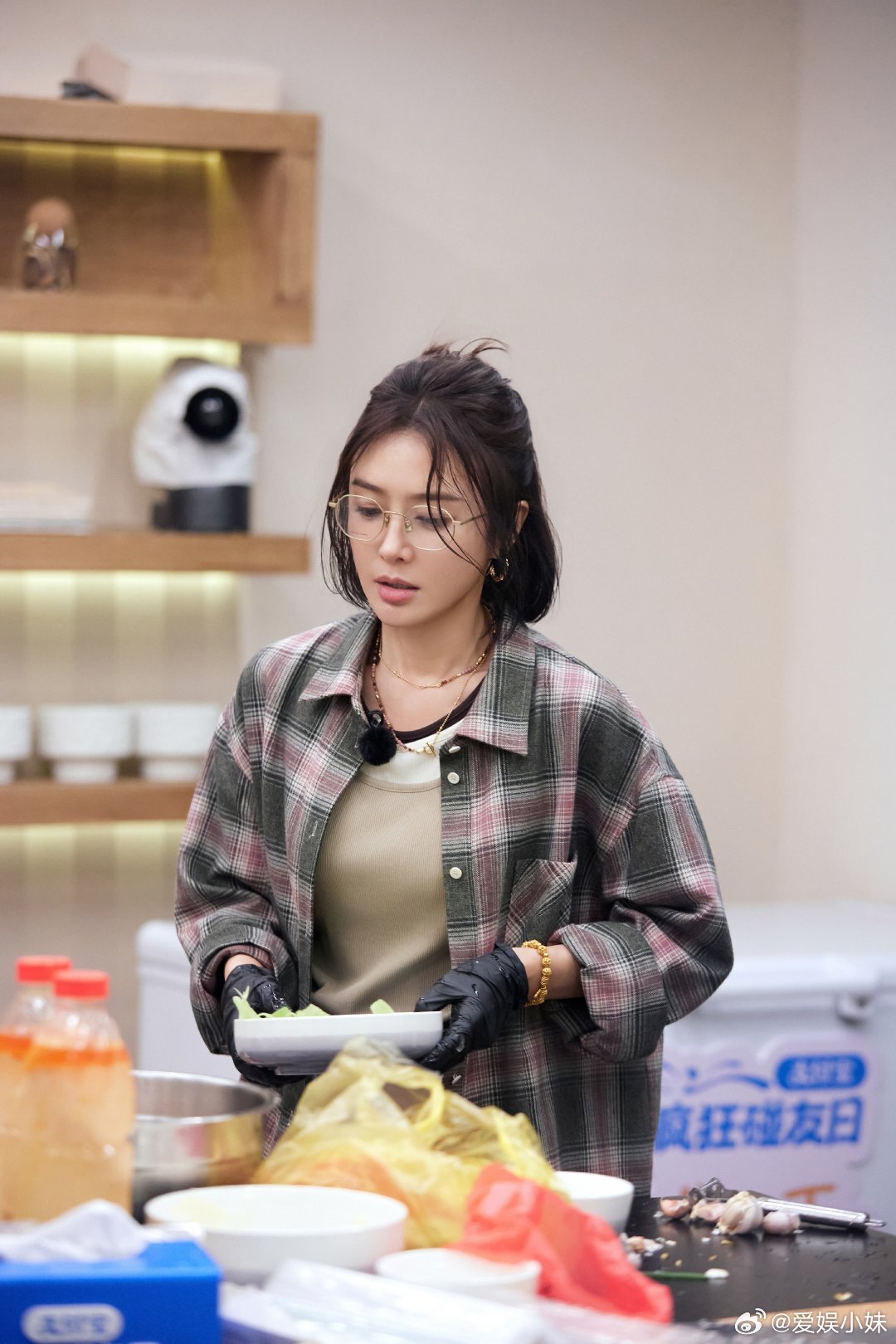 秦岚还记得自己是个明星吗别的女明星走红毯，秦岚在地上蛄蛹……这画面感谁懂啊?