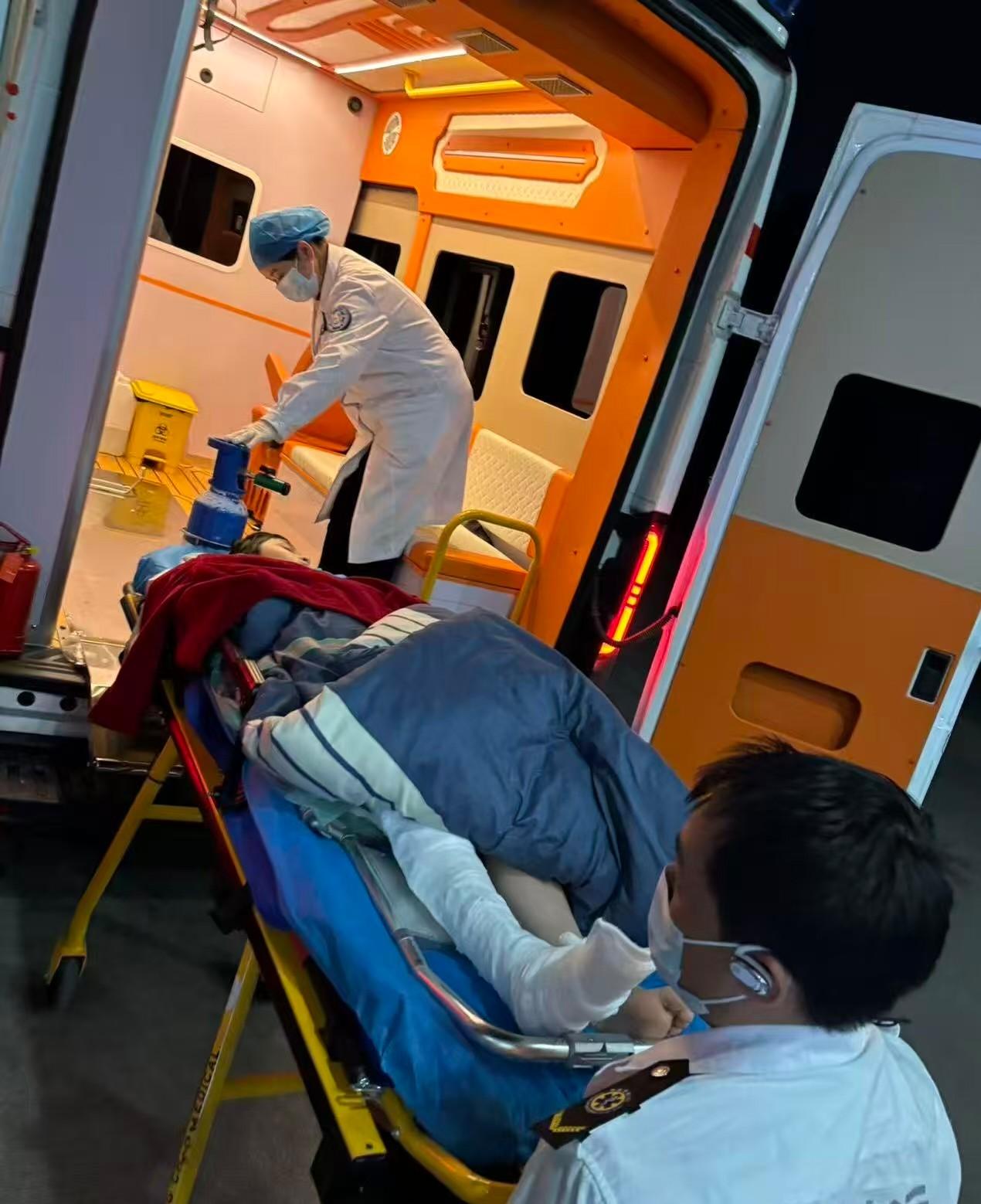 北帝山坠崖10岁男童身体多处骨折，22号摔后第三天跨省转院治疗。小男孩是广东人