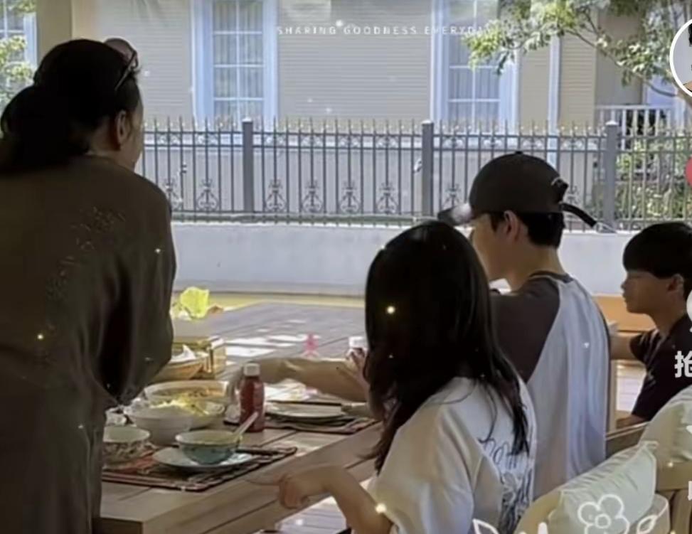 张兰和大孙子箖箖，孙女玥玥一起吃饭的画面被曝光！男保姆也在场，两个小孩坐着，张
