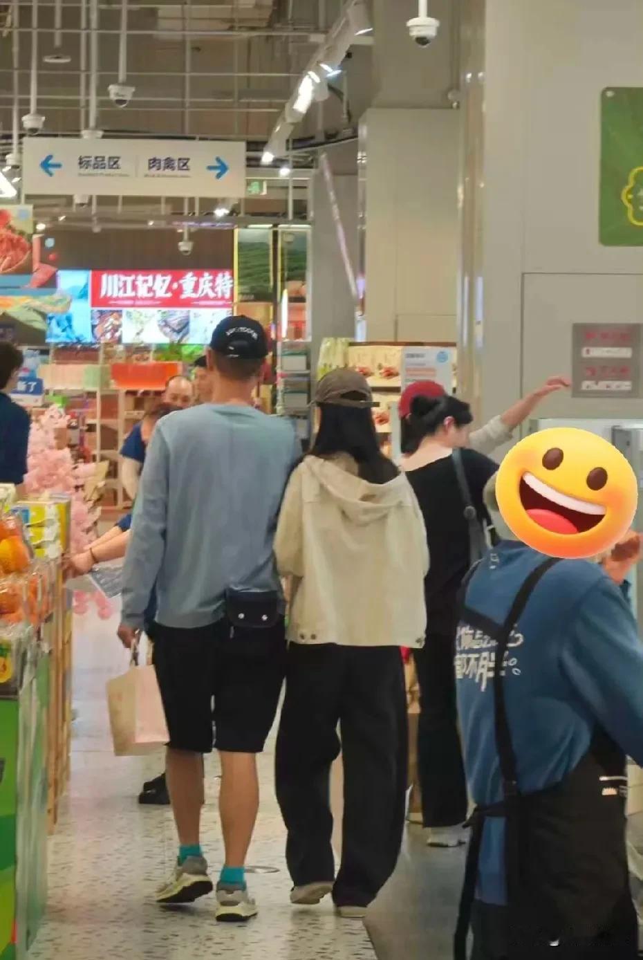 任重和老婆孙骁骁，现身重庆一间盒马超市，老夫老妻的背影好甜啊！任重穿着蓝色长袖