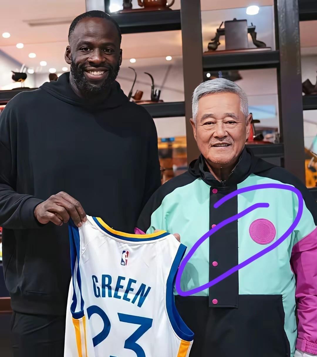 赵本山接待格林穿搭引发网友热议，网友认为老赵穿着衣服不合适像膏药旗，不明白为何要
