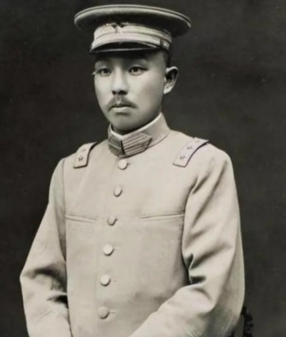 1934年，军阀杨森在成都某学校视察的时候，留意到一个女学生很漂亮，正准备去搭讪