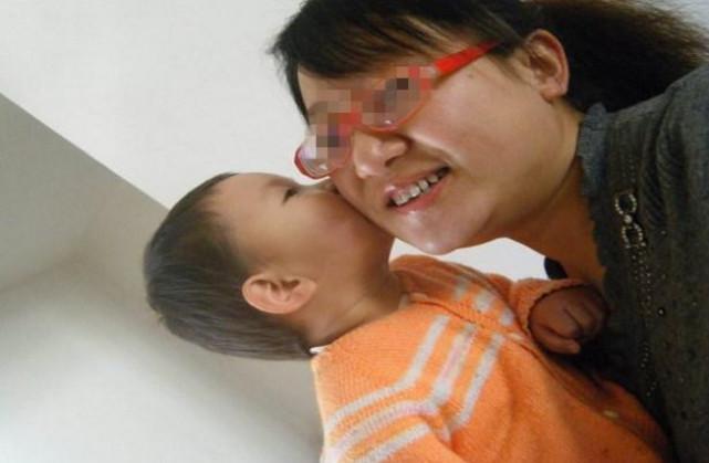 孕妇刚生下孩子, 宝宝的动作让妈妈感到暖心, 还感动了周围的护士