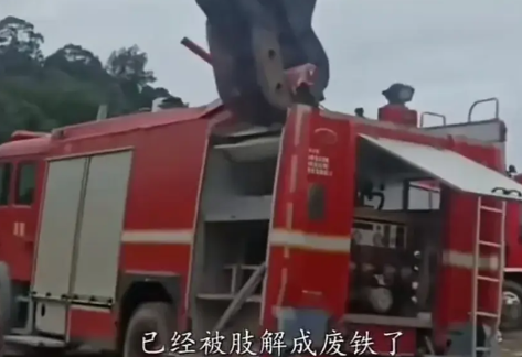 重庆的消防圈儿几乎要炸了，因为重庆的一辆消防车竟然被小偷给偷了，真的是天下奇闻！