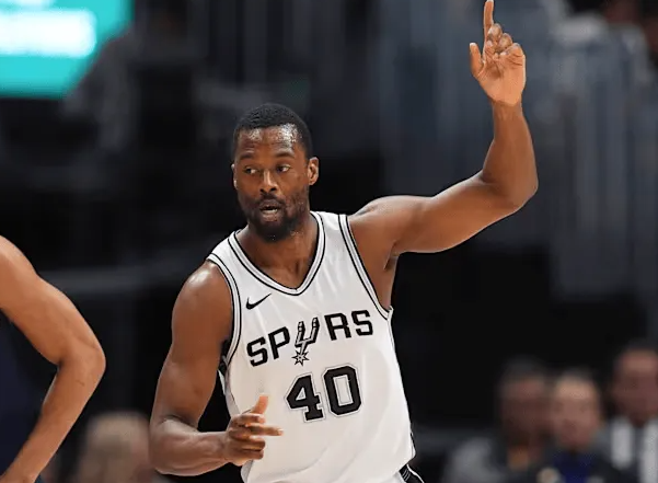 NBA常规赛，马刺111-101战胜灰熊。赛后，主教练米奇-约翰逊接受了记者的