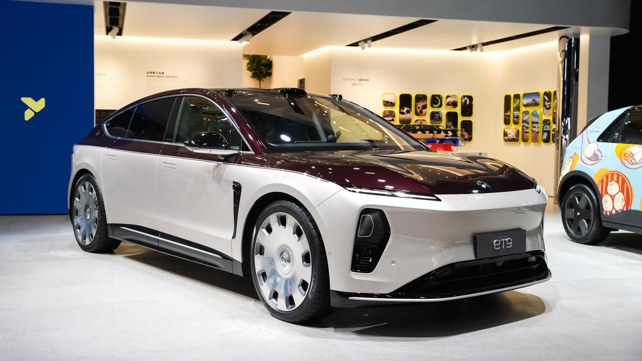 2025广州车展蔚来全新ES8主打纯电大三排SUV市场，凭借6人12箱空间、三排