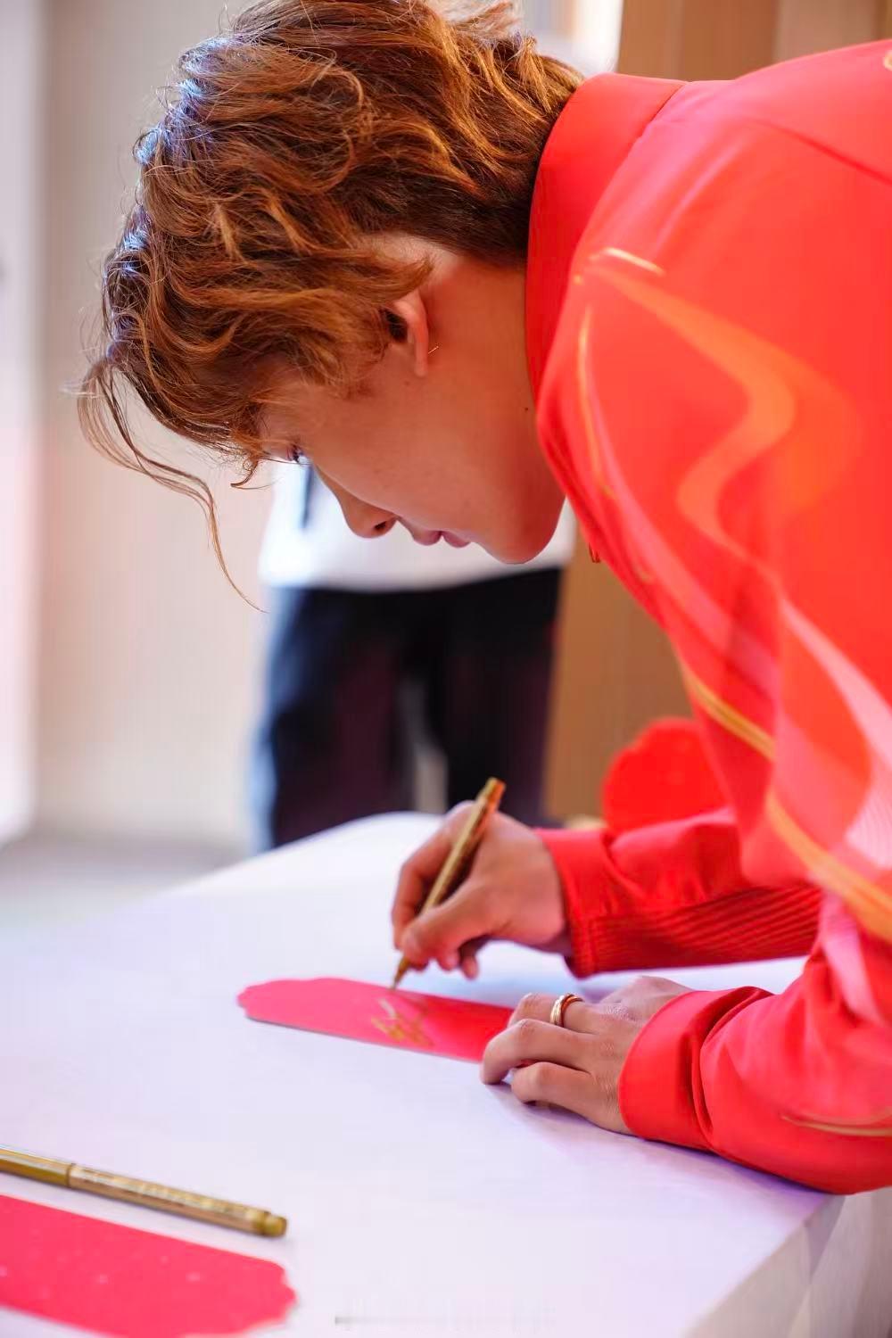 苏翊鸣伊布互送新年礼物有没有人来懂一下，这两个人站一起的身高差有多萌，冬奥冠军和