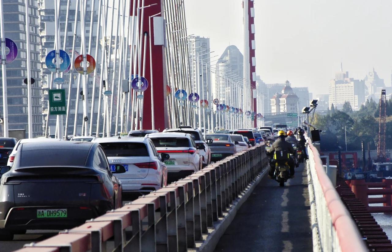 最后的晚高峰28年，这两座座红色的主梁屹立于钱塘江中，然而今天迎来了属于她最后