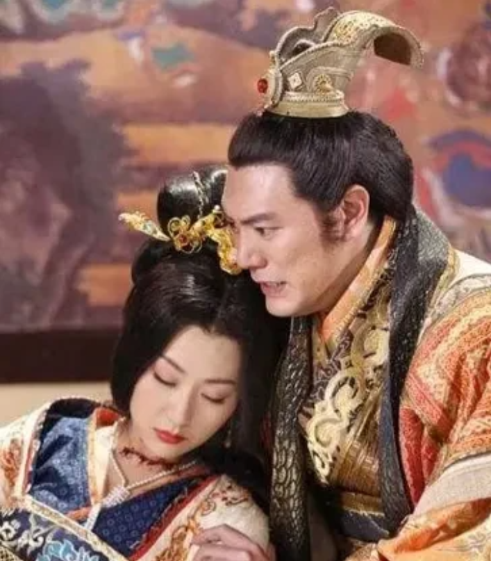 公元617年，李密奉命护送杨广的萧妃回扬州老家散心，途中，他看到萧妃美丽动人，心