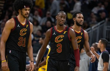 这场阿金的锅，最后三分钟领先7分，不上阿伦，也不上锋线梅丽尔投射是不错，但你最